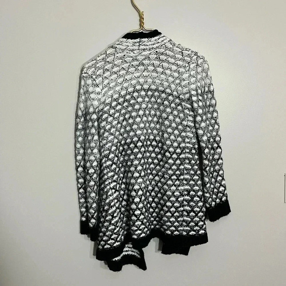 Romeo + Juliet Couture black and white Knit Ombré cardigan Size M - Picture 6 of 6